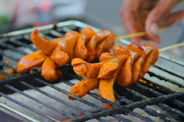 Izgara sosis ya da sokak yemeklerinde ızgara sosisli panggang. seçici odak