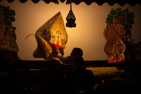 Wayang Kulit Shadow Puppets Java Indonesia Puppet Show Dalang Puppeteer — Stock Fotó