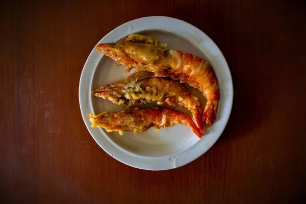 Camarão Frito Servido Com Tomates Chalotas Alho Com Placa Corte — Fotografia de Stock