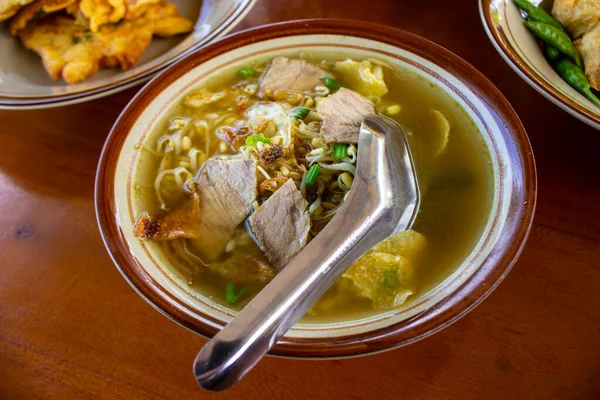 인도네시아의 음식에서 소토흰 과검은 배경의 보볼리어 보볼리어 — 스톡 사진