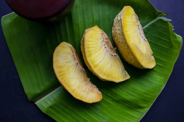 Sukun Goreng Pão Frito Servido Folha Banana Fundo Preto — Fotografia de Stock