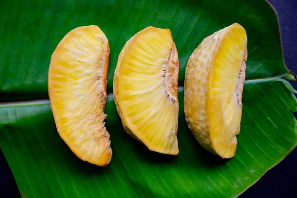 Sukun Goreng Pão Frito Servido Folha Banana Fundo Preto — Fotografia de Stock