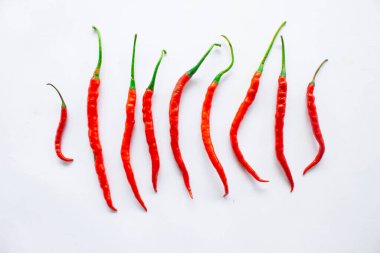 Kırmızı acı biber beyaz arka planda izole edilmiş. Acı biber kesme yolu