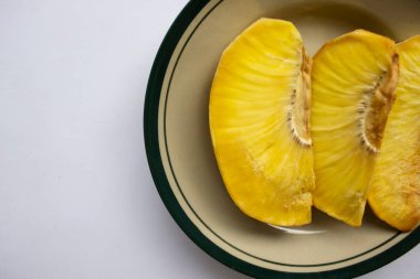 Siyah arkaplanda servis edilen sukun goreng veya kızarmış ekmek meyvesi