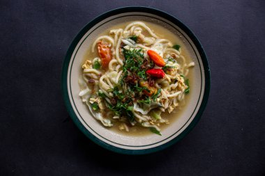 Sincap Jawa ya da bakmi jawa ya da java noodle ya da Mie rebus ya da kaşık ve çatalla kaynatılmış erişte. Endonezya geleneksel sokak erişteleri Java 'dan, Endonezya beyaz arka planda