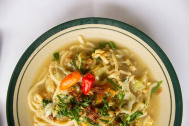 Sincap Jawa ya da bakmi jawa ya da java noodle ya da Mie rebus ya da kaşık ve çatalla kaynatılmış erişte. Endonezya geleneksel sokak erişteleri Java 'dan, Endonezya beyaz arka planda