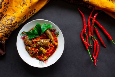 Sambal terong ya da patlıcan sosu, geleneksel Endonezya yemek sosudur, kırmızı biberden yapılır ve patlıcanlar ezilir ve siyah arka planda kızartılır.