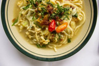 Sincap Jawa ya da bakmi jawa ya da java noodle ya da Mie rebus ya da kaşık ve çatalla kaynatılmış erişte. Endonezya geleneksel sokak erişteleri Java 'dan, Endonezya beyaz arka planda