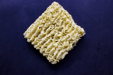 Beyaz arka planda izole edilmiş hazır çiğ erişteler