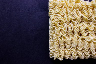 Beyaz arka planda izole edilmiş hazır çiğ erişteler