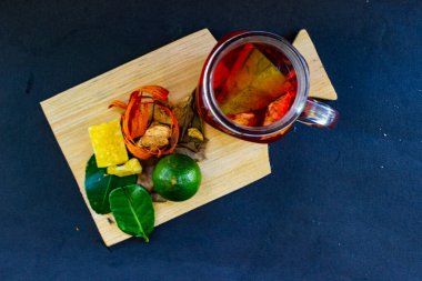 Bu Endonezya 'nın geleneksel bitkisel içeceği. Tarçın, hindistan cevizi ve karanfil yapraklarından yapılmış. Bir diğer bileşen de sekang ağacından alınan ahşap, zencefil ve siyah zemin üzerindeki şeker.