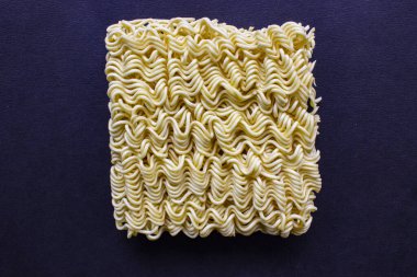 Beyaz arka planda izole edilmiş hazır çiğ erişteler