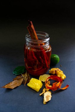 Bu Endonezya 'nın geleneksel bitkisel içeceği. Tarçın, hindistan cevizi ve karanfil yapraklarından yapılmış. Bir diğer bileşen de sekang ağacından alınan ahşap, zencefil ve siyah zemin üzerindeki şeker.