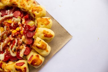 Mantar soslu, mısırlı, tavuk sosisli, pastırmalı, mayonezli, barbekü soslu, domatesli, kırmızı biberli lezzetli pizza..