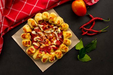 Mantar soslu, mısırlı, tavuk sosisli, pastırmalı, mayonezli, barbekü soslu, domatesli, kırmızı biberli lezzetli pizza..