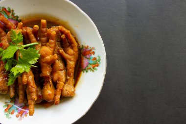 Baharatlı tavuk ayağı, kereviz, acı biber, soğan, sarımsak....