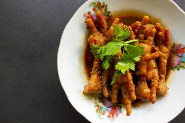 Baharatlı tavuk ayağı, kereviz, acı biber, soğan, sarımsak....