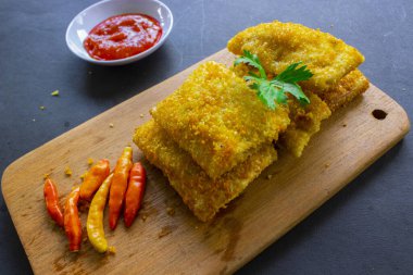 Kızarmış Risoleler veya Risol Mayo Endonezya 'nın atıştırmalıklarıdır. Coxinha de Galinha gibi. Acı biber sosu ve tahta üzerinde kereviz ile servis edilir.