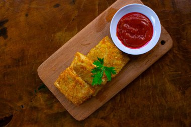 Kızarmış Risoleler veya Risol Mayo Endonezya 'nın atıştırmalıklarıdır. Coxinha de Galinha gibi. Acı biber sosu ve tahta üzerinde kereviz ile servis edilir.