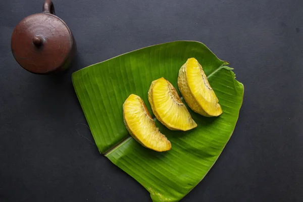 Sukun Goreng Fried Breadfruit Served Banana Leaf Black Background — Zdjęcie stockowe