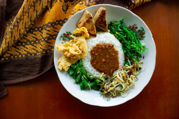 Nasi Pecel Sego Pecel Traditionele Javaanse Rijstschotel Van Gestoomde Rijst — Stockfoto