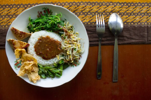 Nasi Pecel Sego Pecel Traditional Javanese Rice Dish Steamed Rice — ストック写真
