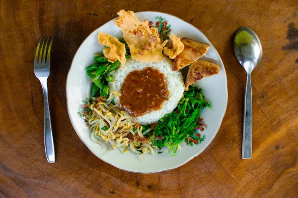 Nasi Pecel Atau Sego Pecel Adalah Hidangan Nasi Tradisional Jawa — Stok Foto