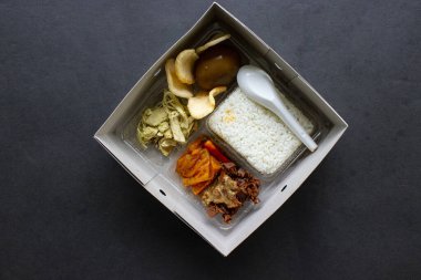 Beslenme çantaları Bento kutularına benzer - pirinç kutuları, pirinç, yemek kutuları, yemek servisleri (pirinç sıcak, tatlı yumurta, kecek, tofu, tempeh, tavuk parçaları).,)