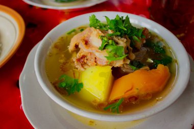 Sop buntut ya da öküz kuyruğu çorbası kuyruk öküzünden yapılan geleneksel bir çorbadır.