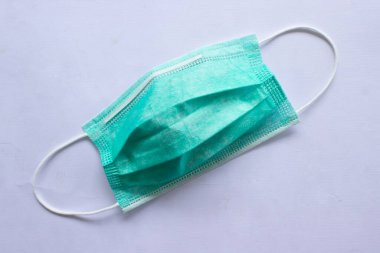 Tıbbi maske beyaz arka planda izole edilmiş, Corona virüsü koruması, kırpma yolu ile...