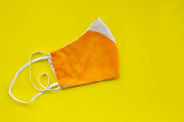 Beyaz arka planda izole edilmiş pamuk kumaş desenli el yapımı el sanatları içeren kumaş maske ya da kumaş yüz maskesi. Bu hijyenik maske, ağzını kapamak ve güzel bir dikiş modayla korunmak için..