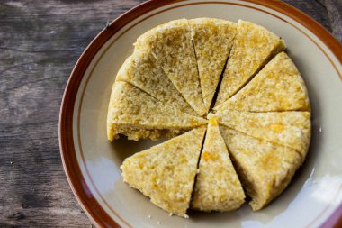 Krasikan geleneksel yiyecek / atıştırmalık olarak java yapımı glüten pilavı, hindistan cevizi sütü, esmer şeker, rendelenmiş hindistan cevizi, çay kaşığı betel kireç suyu servis edilir ahşap arka plan