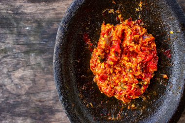 Taş havan (cobek) üzerinde taze sambal servis edilir. Sambal, Endonezya 'dan geleneksel bir sostur.