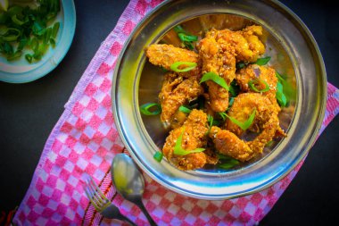 Lezzetli ev yapımı kızarmış tavuk baharatlı ve tabakta limon.