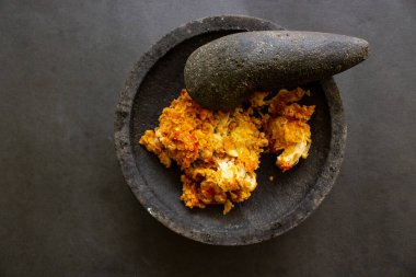 Ayam geprek ya da tavuk ezmesi ya da tavuk ezmesi acı biber ve sarımsak aromalı ve sebze ve pilav ile servis edilen kızarmış tavuktan yapılan Endonezya yemeğidir.