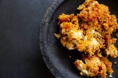 Ayam geprek ya da tavuk ezmesi ya da tavuk ezmesi acı biber ve sarımsak aromalı ve sebze ve pilav ile servis edilen kızarmış tavuktan yapılan Endonezya yemeğidir.