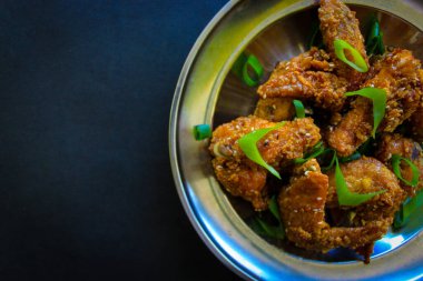 Lezzetli ev yapımı kızarmış tavuk baharatlı ve tabakta limon.