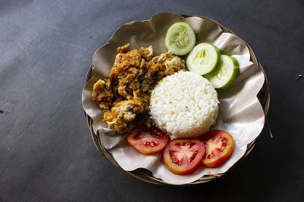 Індонезійська Їжа Приготована Смаженої Курки Товченої Смаком Чилі Часнику Подається — стокове фото