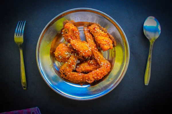 맛있는 집에서 바삭바삭 프라이 치킨에 레몬을 곁들인 — 스톡 사진