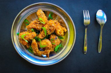 Lezzetli ev yapımı kızarmış tavuk baharatlı ve tabakta limon.