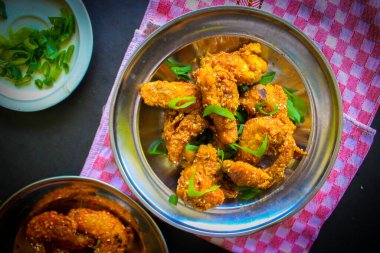 Lezzetli ev yapımı kızarmış tavuk baharatlı ve tabakta limon.