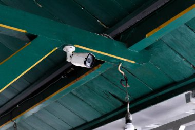 IP CCTV güvenlik kamerası ev güvenlik sistemi konseptiyle yüklendi. geleneksel yeşil evde