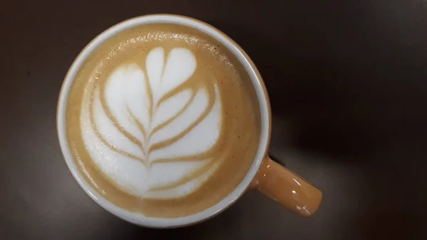 Top Pohled Horké Kávy Latte Cappuccino Šálek Top Ženou Ruku — Stock fotografie