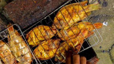 Izgara balık, ızgara balık Nil Tilapia ızgarada sıcak kömür.