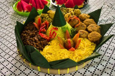 Nasi kuning ya da sarı pirinç, Asya 'dan geleneksel bir yemektir, zerdeçal, hindistan cevizi sütü ve yumurta, tavuk, fıstık, biber sosu ve dilimlenmiş salatalıkla servis edilen baharatla pilav yapılır. 