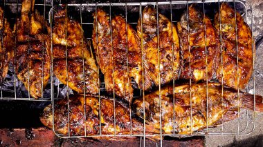 Izgara balık, ızgara balık Nil Tilapia ızgarada sıcak kömür.