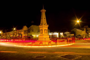 Yogyakarta anıtının (Endonezya Yogyakarta: Tugu Yogyakarta) canlandırılmasının ardından gece manzarası. Motion Speed tekniğiyle fotoğraflandı