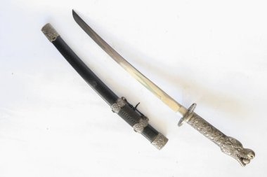 Japon samurayı kısa kılıç Wakizashi, ejderha süsüsüyle, beyaz arka planda izole edilmiş.