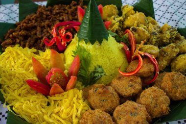 Nasi kuning ya da sarı pirinç, Asya 'dan geleneksel bir yemektir, zerdeçal, hindistan cevizi sütü ve yumurta, tavuk, fıstık, biber sosu ve dilimlenmiş salatalıkla servis edilen baharatla pilav yapılır. 