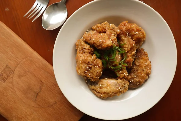 맛있는 집에서 바삭바삭 프라이 치킨에 레몬을 곁들인 — 스톡 사진